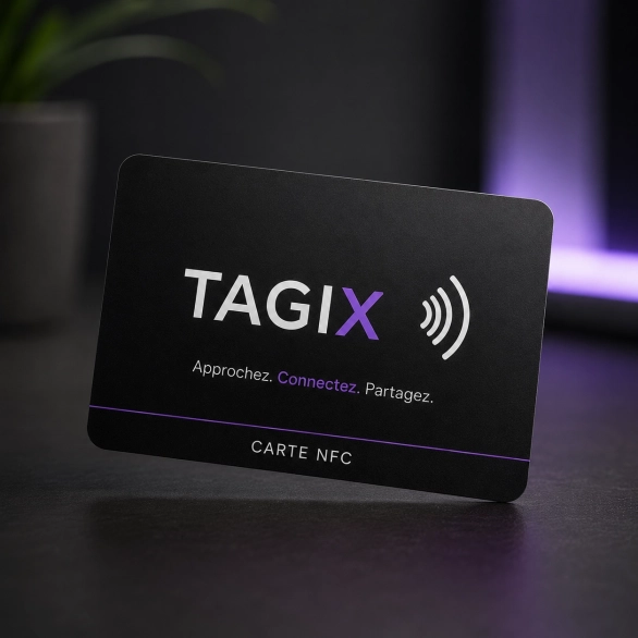 Carte NFC TAGIX noire avec logo blanc et violet, présentée en gros plan dans un décor premium.