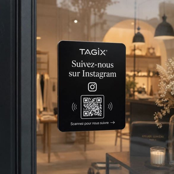 Plaque NFC TAGIX « Suivez-nous sur Instagram » avec QR code, installée sur la vitrine d’un commerce pour gagner des abonnés.
